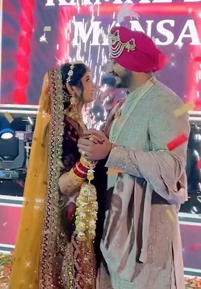 ਸੋਸ਼ਲ ਮੀਡੀਆ ਉੱਪਰ ਵਾਇਰਲ ਹੋ ਰਹੀਆਂ ਤਸਵੀਰਾਂ ਵਿੱਚ ਮਸ਼ਹੂਰ ਅਦਾਕਾਰ ਵਿਆਹ ਦੀਆਂ ਰਸਮਾਂ ਨਿਭਾਉਂਦੇ ਹੋਏ ਨਜ਼ਰ ਆ ਰਿਹਾ ਹੈ।ਇੰਟਰਨੈੱਟ ‘ਤੇ ਇਸ ਜੋੜੀ ਨੂੰ ਪਸੰਦ ਕੀਤਾ ਜਾ ਰਿਹਾ ਹੈ ਅਤੇ ਫੈਨਜ਼ ਵੀ ਇਸ ‘ਤੇ ਰਿਐਕਸ਼ਨ ਦਿੰਦੇ ਹੋਏ ਨਵ-ਵਿਆਹੀ ਜੋੜੀ ਨੂੰ ਵਧਾਈ ਦੇ ਰਹੇ ਹਨ।