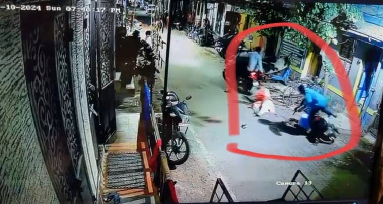 Madurai the disturbing CCTV footage of chain snatching in front of the husband - TNN மதுரையில் அதிர்ச்சி... கணவர் கண் முன்னே மனைவியிடம் செயின் பறிப்பு