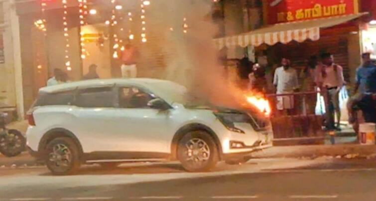 Madurai car BJP figure standing on the road suddenly caught fire causing excitement மதுரையில் பரபரப்பு...  திடீரென தீப்பற்றி எரிந்த பாஜக பிரமுகரின் கார்