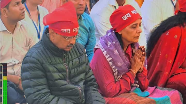 आम आदमी पार्टी के संयोजक और दिल्ली के पूर्व सीएम अरविंद केजरीवाल जम्मू कश्मीर के रियासी जिले में स्थित माता वैष्णो देवी मंदिर में दर्शन करने पहुंचे हैं.