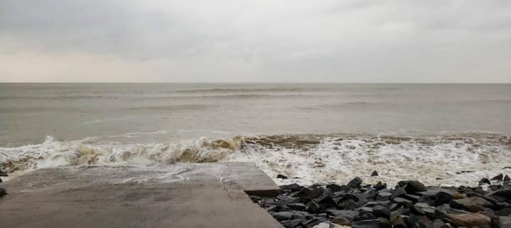 শক্তি বাড়িয়ে ধেয়ে আসছে ঘূর্ণিঝড় দানা। বৃহস্পতিবার পুরী-সাগরদ্বীপে আছড়ে পড়তে পারে ঘূর্ণিঝড় 'দানা।