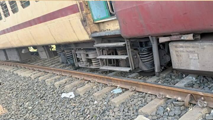 image Railway Accident : नागपुरात शालिमार एक्सप्रेसचे डबे रुळावरुन घसरले आहेत.