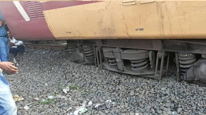 Railway Accident : नागपूरमध्ये शालिमार एक्सप्रेसचे डबे रुळावरुन घसरले आहेत. दरम्यान, या दुर्घटनेत कोणतीही जीवितहानी झालेली नाही.