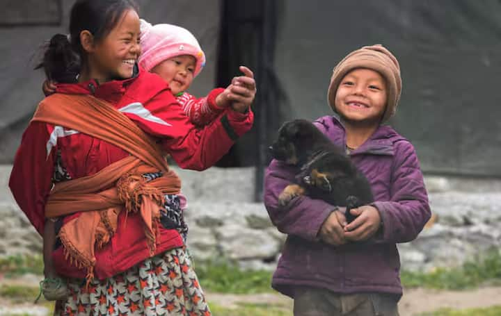 दरअसल, इस गांव के लोगों का मानना ​​है कि उनका पूरा गांव एक मंदिर की तरह है। इसलिए वे पूरे गांव में जूते-चप्पल नहीं पहनते। इसके अलावा यह परंपरा पीढ़ी दर पीढ़ी चली आ रही है और गांव के लोग इसका पालन करते हैं।