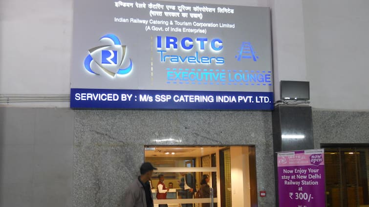 रेलवे स्टेशन के VIP लाउंज में यात्री के खाने में निकला जिंदा कीड़ा, IRCTC ने क्या दिया जवाब