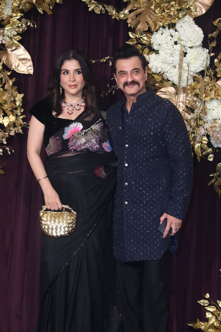 Maheep Kapoor was seen twinning with her other-half Sanjay Kapoor in a navy blue outfit.