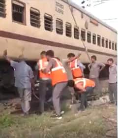 LTT श्रीनगर एक्सप्रेस की दो डब्बे पटरी से उतरे | ABP NEWS SHORTS