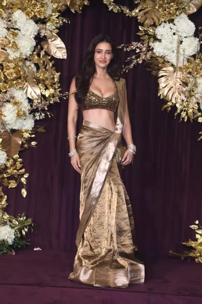 दिशा ने अपनी गोल्डन साड़ी को क्लीवेज-बेरिंग गोल्डन ब्रालेट के साथ पेयर किया। इस लुक में वह बेहद बोल्ड लग रही थीं।