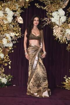 Diwali 2024: गोल्डन साड़ी, डीप नेक ब्लाउज और खुली जुल्फें, दिवाली पार्टी में पटाखा बन पहुंचीं दिशा पटानी, लगीं हुस्न की मल्लिका