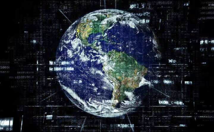 તમને જણાવી દઈએ કે, સૌથી પહેલા આપણે બ્રહ્માંડની રચનાની વાર્તાને સમજવી પડશે. વૈજ્ઞાનિકોના મતે, બ્રહ્માંડનો જન્મ લગભગ 13.8 અબજ વર્ષ પહેલાં એક પ્રચંડ વિસ્ફોટથી થયો હતો, જેને બિગ બેંગ કહેવામાં આવે છે.