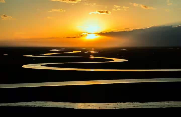 जी हां, आपको यह सुनकर हैरानी होगी कि उत्तराखंड देश का एक ऐसा राज्य है जहां 11 नदियां बहती हैं। यहां गंगा, यमुना, सरस्वती और अलकनंदा जैसी नदियां भी हैं।