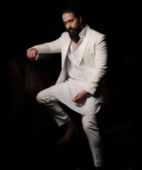 केजीएफ स्टार यश को भी पान मसाला और इलायची ब्रांड के एड का ऑफर मिला था. हालांकि उन्होंने भी इस ऑफर को लात मार दी थी.यश के लिए एंडोर्समेंट डील मैनेज करने वाली एजेंसी एक्सीड एंटरटेनमेंट ने एक स्टेटमेंट भी जारी किया था. जिसमें लिखा गया था,