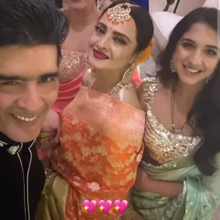 इस सेल्फी में राधिका दिवाली बैश के होस्ट मनीष मल्होत्रा और दिग्गज अभिनेत्री रेखा के साथ नजर आ रही हैं।
