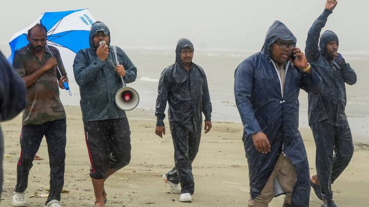 ২৪ অক্টোবর কমলা সতর্কতা রয়েছে কলকাতা, হাওড়া, হুগলি, উত্তর ২৪ পরগনা, ঝাড়গ্রাম- এই জেলাগুলিতে।