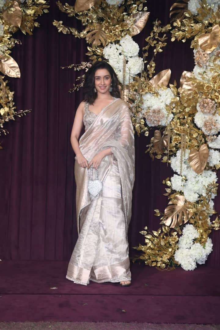 Shraddha Kapoor also arrived at Manish Malhotra's Diwali party in a silver colored organza saree with sleeveless blouse. Shraddha was looking very beautiful. This look is also the best option for Diwali party.