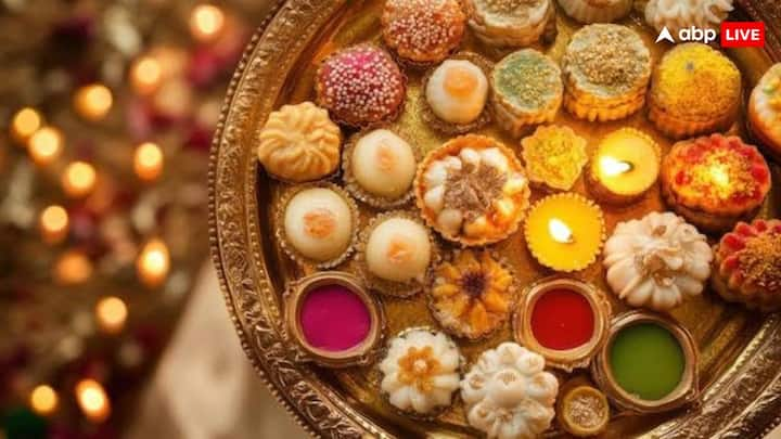 Diwali 2024: दिवाली पर मुँह मीठा कराना तो बनता ही है. आप घर पर भी मिठाई खाते हैं और दूसरों को गिफ्ट भी करते हैं. ऐसे में दिवाली की कुछ फेमस मिठाइयां यहां जान लीजिए.