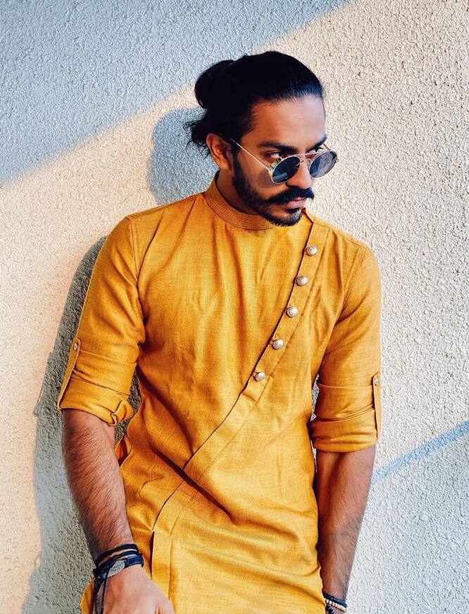 त्याचप्रमाणे ऐश्वर्य देखील अभिनय क्षेत्रातच काम करत आहे.