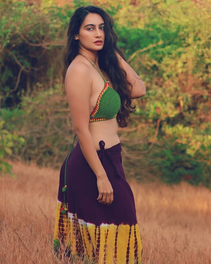 इन तस्वीरों में एक्ट्रेस बोल्ड पोज देती नजर आ रही हैं। इन तस्वीरों में एक्ट्रेस अपना बोल्ड फिगर फ्लॉन्ट करती नजर आ रही हैं। एक्ट्रेस ने खुले बालों में कातिलाना पोज दिया है।