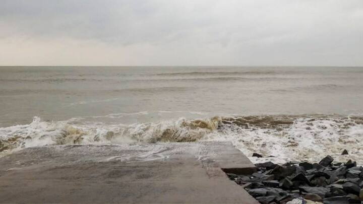 তবে আগামীকাল ২৪ তারিখ দুর্যোগের সবথেকে বেশি আশঙ্কা রয়েছে দুই মেদিনীপুর, দক্ষিণ ২৪ পরগনায়। এই জেলাগুলিতে লাল সতর্কতা জারি করা হয়েছে।