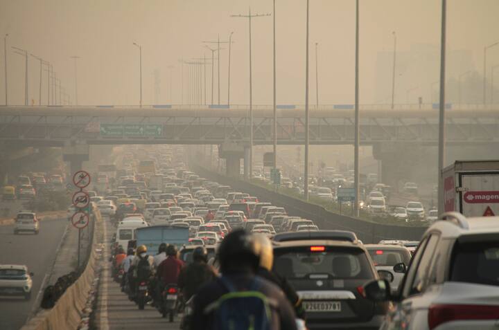 पहाड़ी राज्यों में बर्फबारी और उत्तर प्रदेश-बिहार में बारिश होने से दिल्ली का तापमान गिरेगा. दिवाली के बाद ठंड का प्रकोप बढ़ने लगेगा.