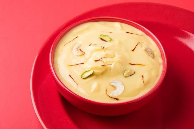 दिवाली पर श्रीखंड की भी बहुत मांग है. इसे दिवाली की पूजा में मां लक्ष्मी को भी अर्पित किया जाता है. श्रीखंड चीनी, दूध, दही और कई सारे मेवों की मदद से बनाया जाता है.