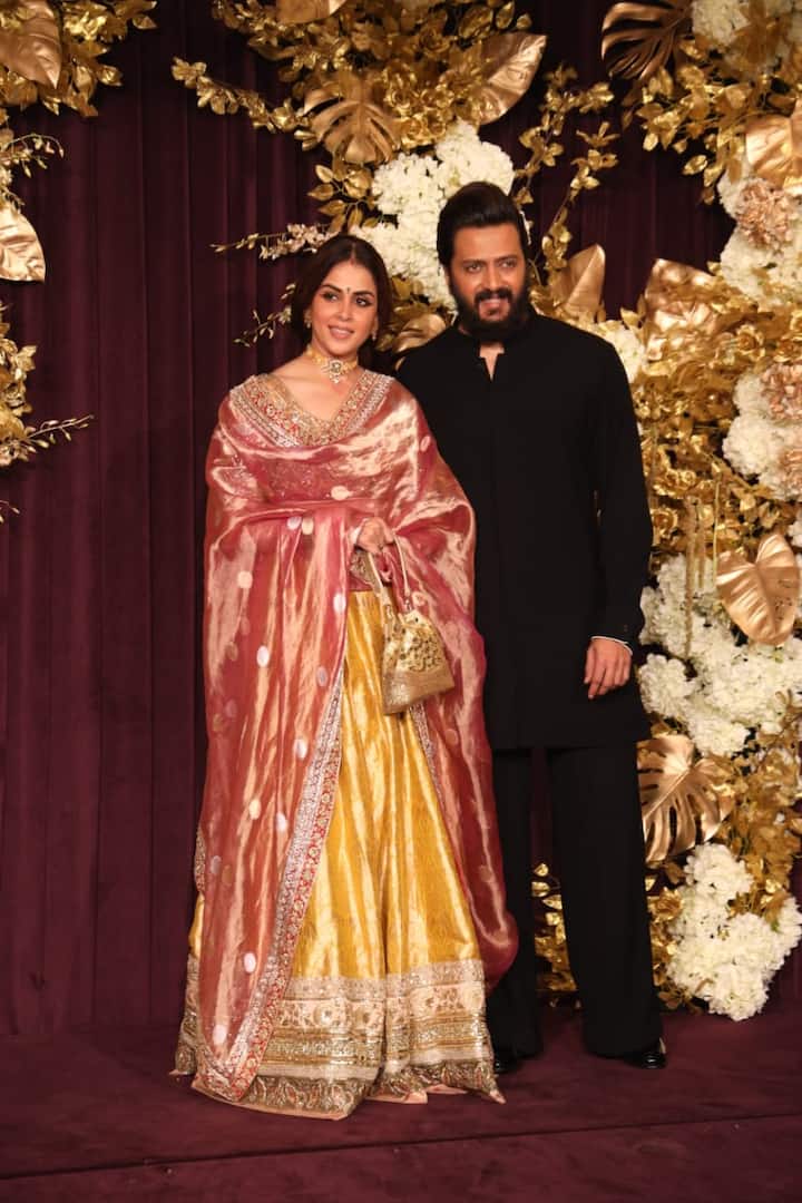 जेनेलिया और रितेश साथ में पहुंचे. दोनों इंडस्ट्री के पावर कपल हैं. जेनेलिया जहां येलो लहंगा और ऑरेंज दुपट्टा में गॉर्जियस दिखीं. वहीं रितेश ऑल ब्लैक लुक में हैंडसम लग रहे थे.