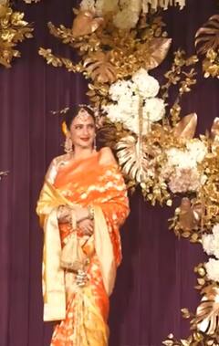 ऑरेंज साड़ी, मांग टीका और बालों में गजरा...दिवाली पार्टी में दुल्हन बन पहुंचीं रेखा, 70 साल की उम्र में भी लगीं बला की खूबसूरत