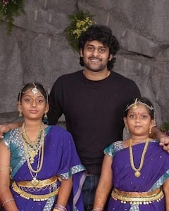 Happy Birthday Prabhas: ప్రభాస్ ఫ్యామిలీ పర్సనల్ ఆల్బమ్‌లో ఫోటోలు చూశారా... ఈ బర్త్ డేకి పర్ఫెక్ట్ గిఫ్ట్