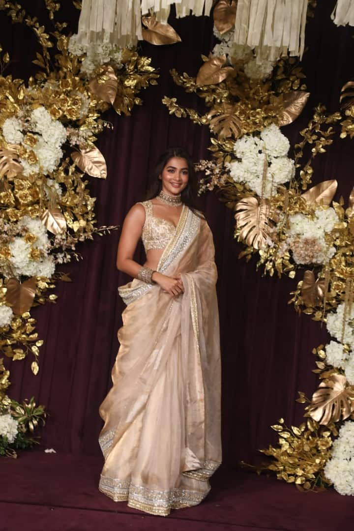 If you want to wear a lehenga at a Diwali party, then you can recreate this look of Pooja Hegde. The actress wore a lehenga in silver shade with a sleeveless blouse. Pooja has completed her Diwali look with a necklace around her neck and earrings in her ears.