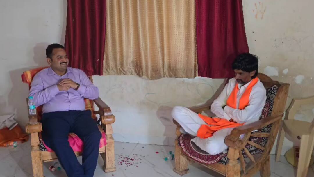 Manoj Jarange Patil: एकनाथ शिंदेंची मोठी रणनीती, OSD मंगेश चिवटे पुन्हा मनोज जरांगेंच्या भेटीला; शिवसेनेच्या उमेदवारांना पाठींबा मिळवण्याच्या हालचाली Eknath Shinde and Mangesh Chivate meets Manoj Jarange Patil at Jalna before Eknath Shinde and Mangesh Chivate Manoj Jarange Patil: एकनाथ शिंदेंची मोठी रणनीती, OSD मंगेश चिवटे पुन्हा मनोज जरांगेंच्या भेटीला; शिवसेनेच्या उमेदवारांना पाठींबा मिळवण्याच्या हालचाली