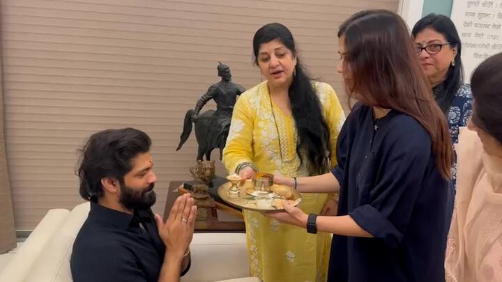 उमेदवारी मिळाल्यानंतर पत्नी मिताली ठाकरेने अमित ठाकरेंचं औक्षण केलं.