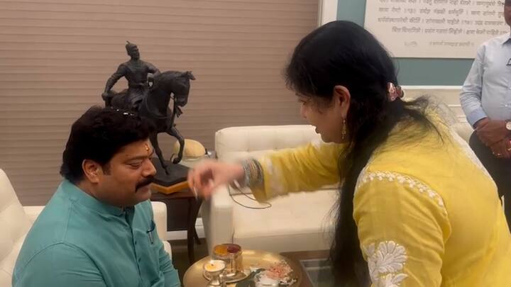 यावेळी शर्मिला ठाकरेंनी सर्व उमेदवारांना ओवाळून त्यांचं अभिनंदन देखील केलं.