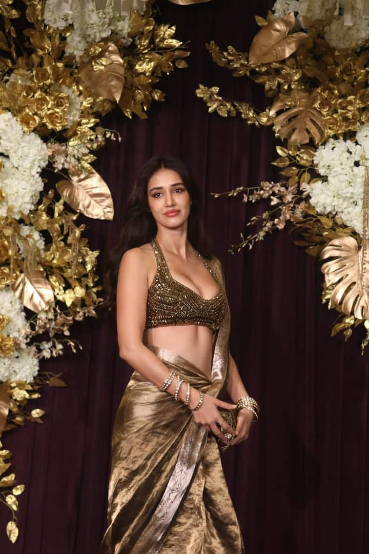 Disha Patani was looking like a queen of beauty in the Diwali party. The actress had given a modern touch twist to the saree. On this occasion, Disha paired a strappy sequin bralette blouse with a golden saree. The actress was looking very beautiful with open hair. It was becoming difficult to take my eyes off him.