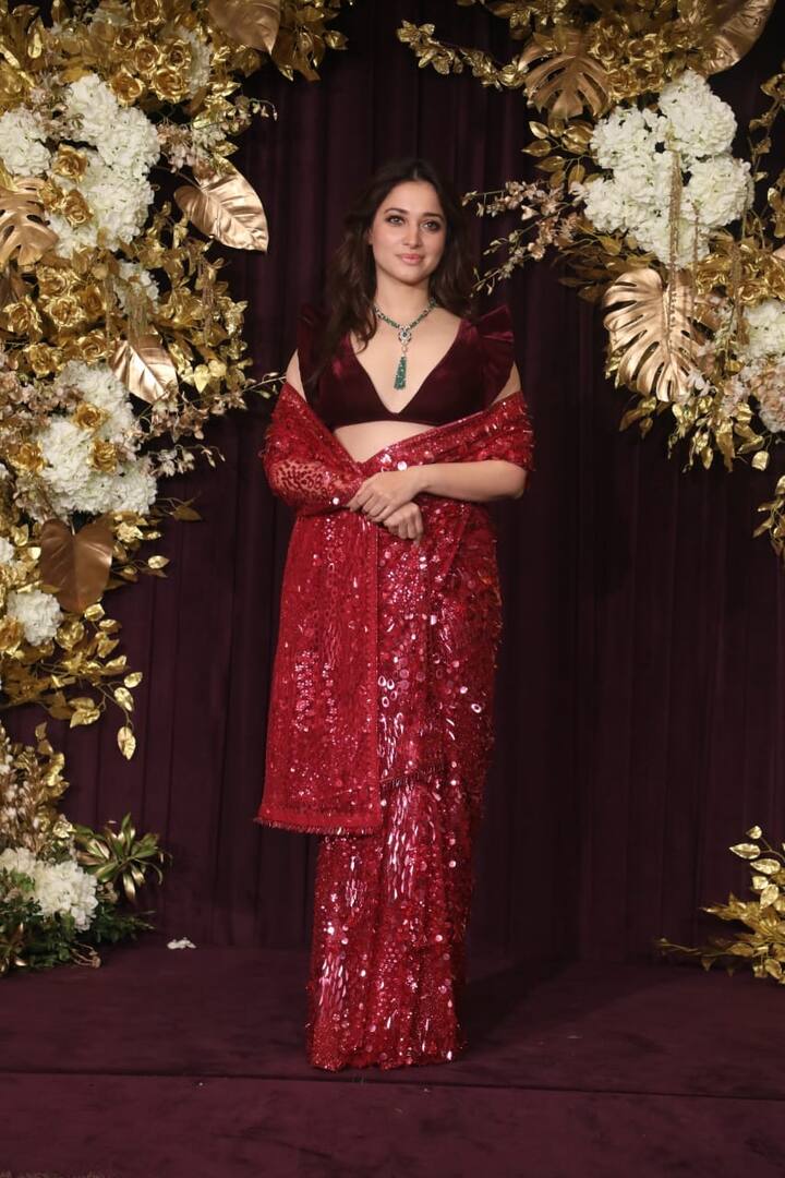 By recreating this look of Tamannaah Bhatia, you too can steal the limelight of the Diwali party. The actress is wearing a red colored shimmery saree with a maroon colored deepneck blouse. It is really becoming difficult to take my eyes off Tamanna.