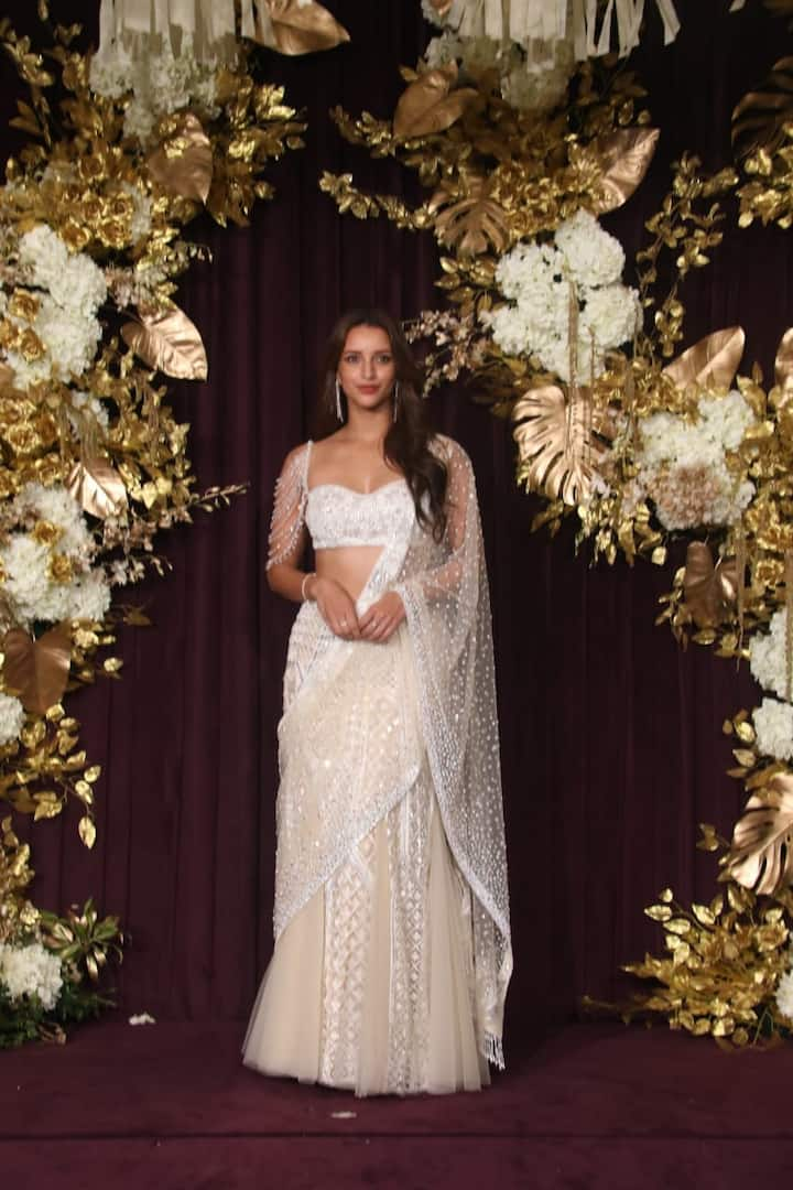 Trupti Dimri arrived at Manish Malhotra's Diwali bash wearing a white lehenga. You can also recreate this look and get everyone's praise.