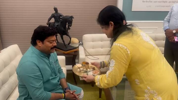 महाराष्ट्र विधानसभेसाठी मनसेची आणखी एक उमेदवार यादी जाहीर झाली आहे, यानंतर शर्मिला ठाकरेंनी सर्व मनसे उमेदवारांचं औक्षण केलं.