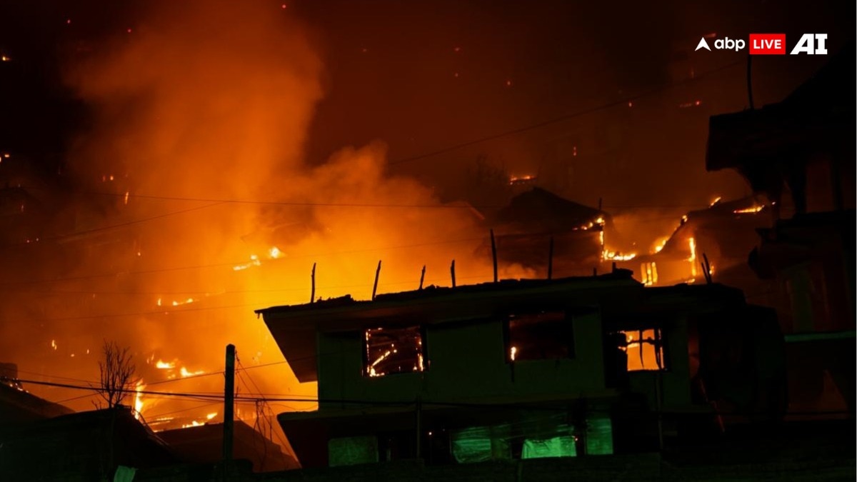 Kupwara Fire: कुपवाड़ा के रिहायशी इलाके में आधी रात को लगी भीषण आग, धू-धूकर जल गए कई मकान