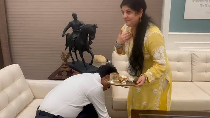 मनसे उमेदवारांनी राज ठाकरे आणि कुटुंबाचे आशीर्वाद देखील घेतले.