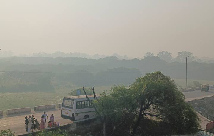 वहीं दिल्ली में GRAP-2 लागू कर दिया गया है. इसके तहत डीटीसी बसों और मेट्रो के फेरे बढ़ाए गए. पार्किंग शुल्क बढ़ाया गया, लेकिन फिर भी प्रदूषण में सुधार नहीं नजर आ रहा है.