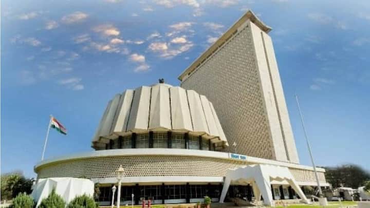 महायुतीमधील भाजपने 99, शिवसेना 45 आणि अजित पवारांच्या राष्ट्रवादीने 38 उमेदवारांची पहिली यादी जाहीर केली आहे. त्यामध्ये, काही विद्यमान आमदारांचं तिकीट कापण्यात आल्याने त्यांनी नाराजी व्यक्त केली आहे.