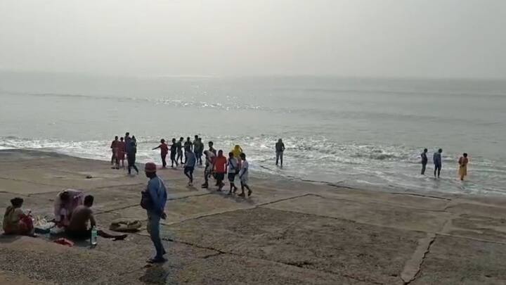 উপকূলবর্তী এলাকায় সতর্কতা জারি করেছে প্রশাসন।  উপকূলবর্তী এলাকায় ফেরি চলাচল বন্ধ রাখার নির্দেশ দেওয়া হয়েছে।