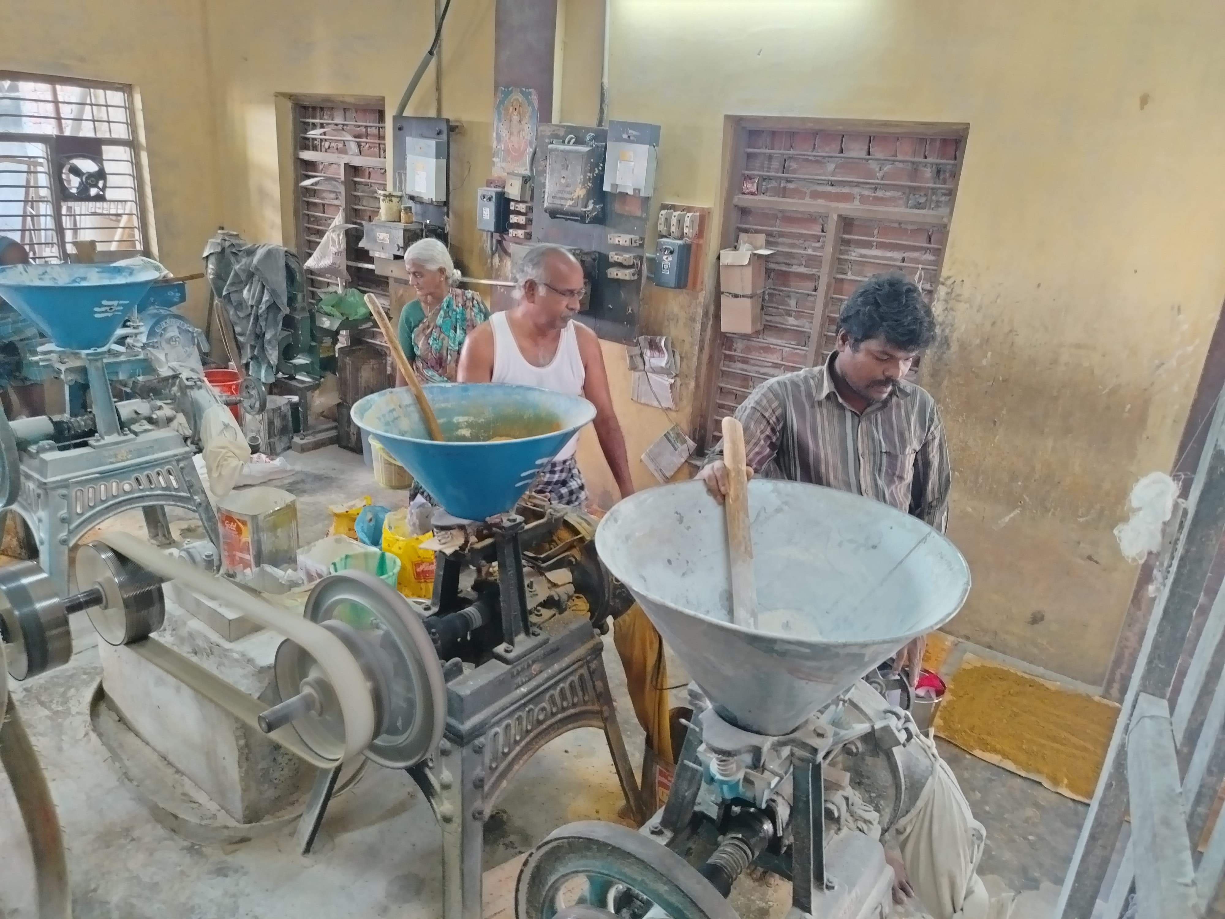 கரகர மொறு மொறு முறுக்குக்கு மாவு அரைக்க ஆளில்லையே : காற்று வாங்கும் அரவை மில்கள்