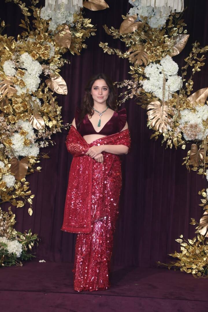 स्पेशल मौके के लिए तमन्ना ने रेड कलर की सीक्विन साड़ी पहनी थी. उन्होंने इसे प्लंजिंग नेकलाइन वाले मैरून ब्लाउज के साथ पेयर किया था.