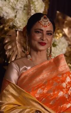 ऑरेंज साड़ी, मांग टीका और बालों में गजरा...दिवाली पार्टी में दुल्हन बन पहुंचीं रेखा, 70 साल की उम्र में भी लगीं बला की खूबसूरत