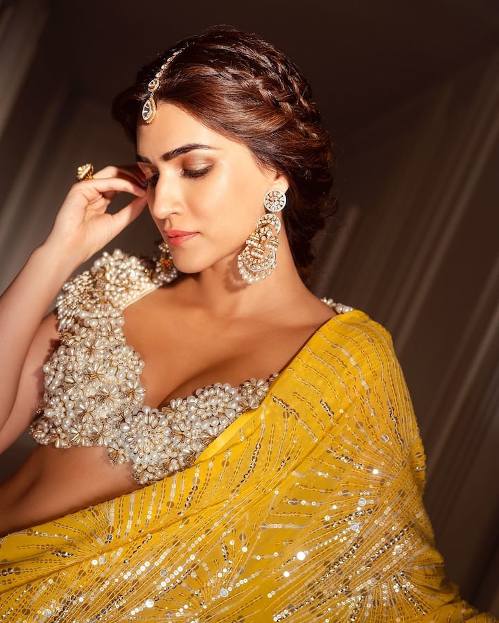 Kriti Sanon looked absolutely stunning at Manish Malhotra’s Diwali bash in a gorgeous yellow saree paired with a shimmering golden blouse.