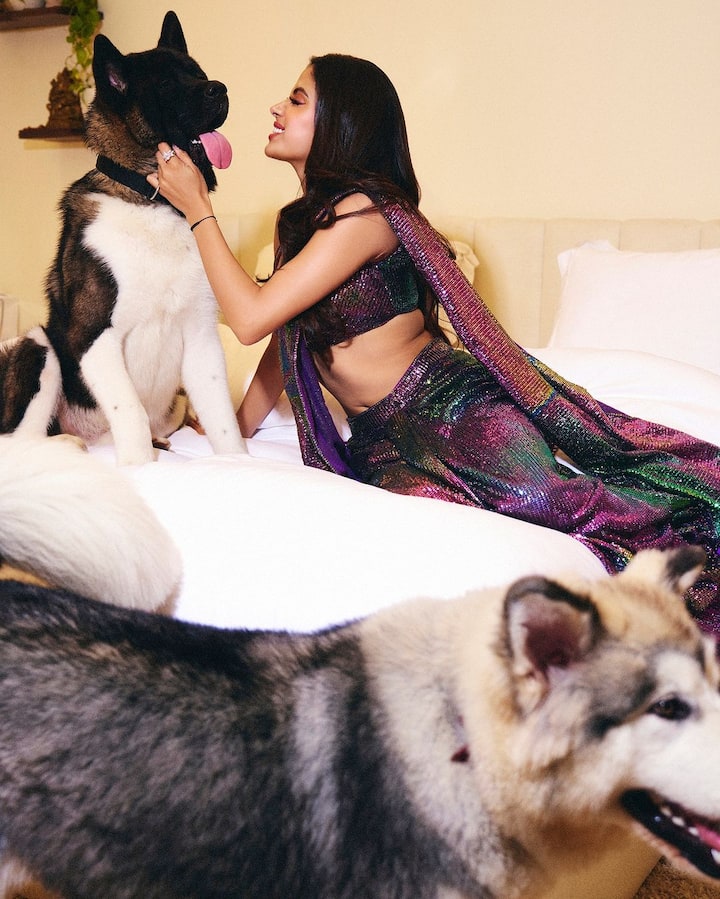 In one picture, the actress is also seen posing with her pet dog.