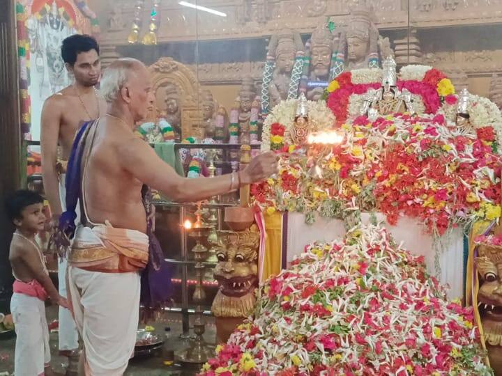 karur Thanthontri Malai Sri Kalyana Venkataramana Swami Pushpanjali program - TNN கரூர் தான்தோன்றி மலை ஸ்ரீ கல்யாண வெங்கட்ரமண சுவாமி ஆலய புஷ்பாஞ்சலி