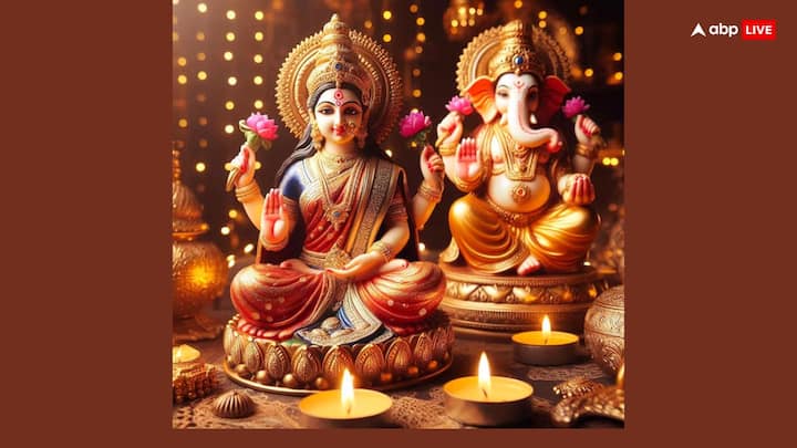 Bring idols of Goddess Lakshmi and Ganesha on Dhanteras and Diwali. The idol should be such that both the Gods and Goddesses are seated together. The trunk of Lord Ganesha is turned towards the left.