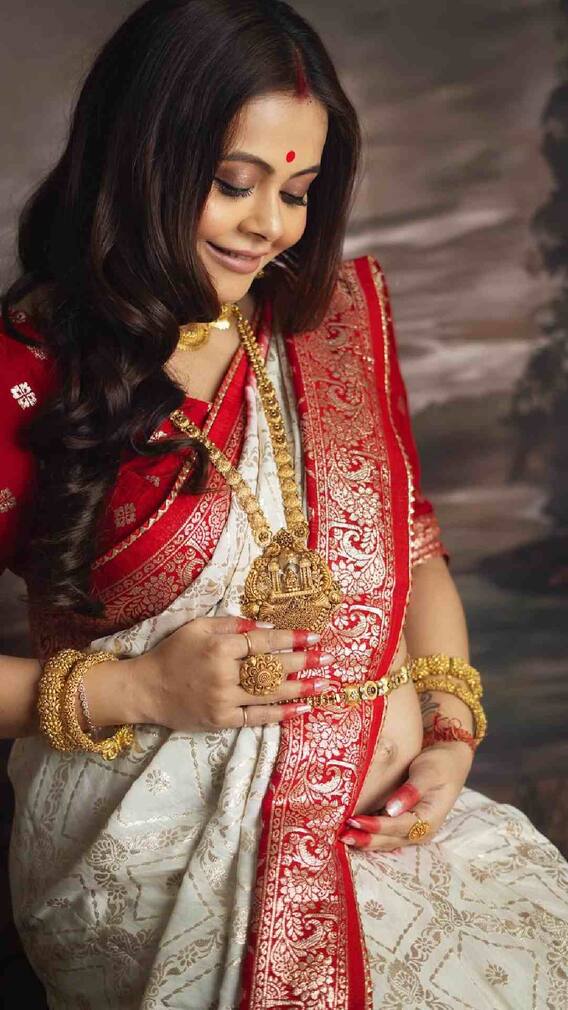 देबोलिनाच्या मॅटर्निटी फोटोशूटला ट्रेडिशनल टच!