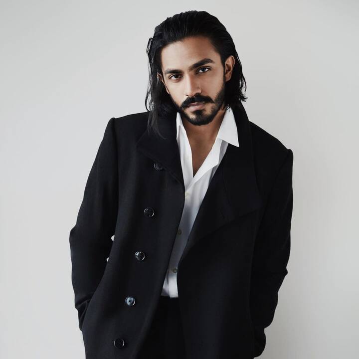 स्मिता ठाकरे या अभिनयक्षेत्रातच कार्यकरत आहे.